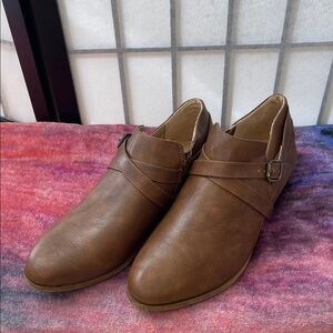 Life Stride velocity Adler, whisky smooth booties. Size 9. New